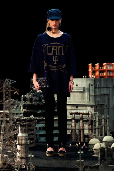 Look 16